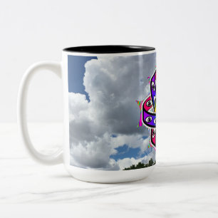 Tasse 2 Couleurs La roue d'Ezéchiel, un OVNI par temps nuageux