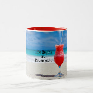 Tasse 2 Couleurs La vie commence à la retraite,
