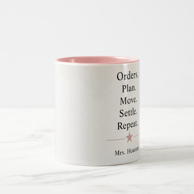 Tasse 2 Couleurs La vie drôle de conjoint militaire (Centre)