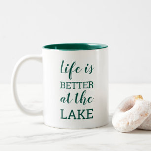 Tasse 2 Couleurs La vie est meilleure à Lake Dark Green Typographie