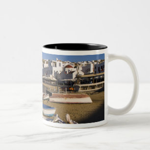 Tasse 2 Couleurs La ville portuaire avec des bateaux de pêche color