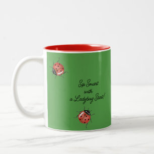 Tasse 2 Couleurs Ladybug sur vert personnalisé