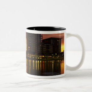 Tasse 2 Couleurs Lagune de loisirs et appartements au coucher du so