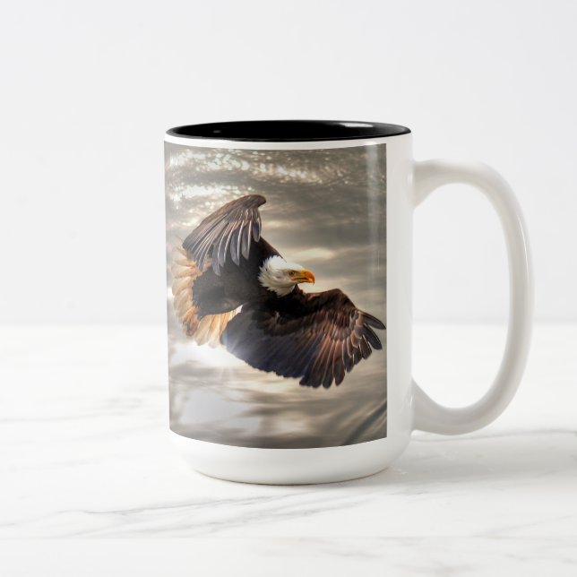Tasse 2 Couleurs L'aigle à tête blanche américain survole l'océan (Droit)