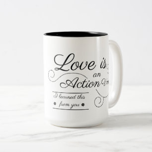 Tasse 2 Couleurs L'amour est un verbe d'action. Je l'ai appris de v