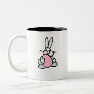 Tasse 2 Couleurs Lapin tenant un oeuf rose-clair