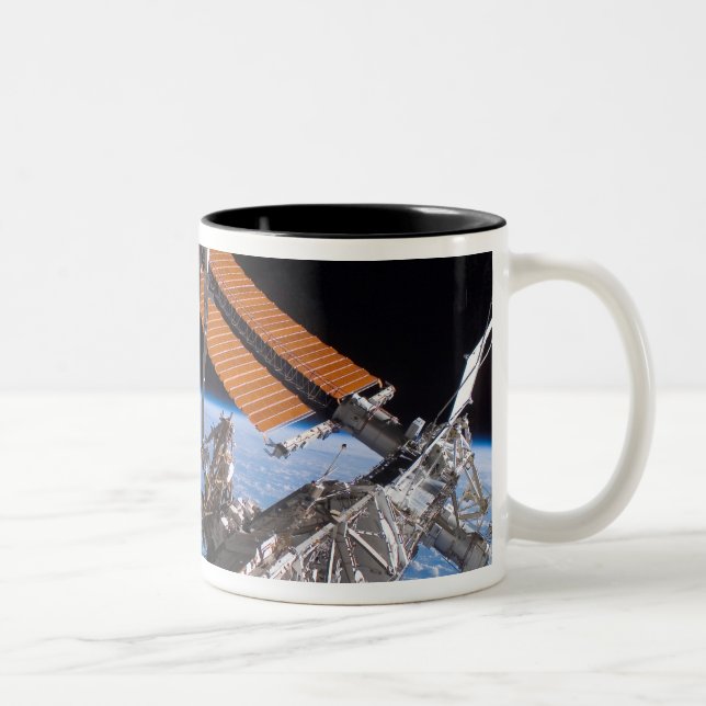 Tasse 2 Couleurs Le Canadarm2 et les ailes de panneaux solaires (Droit)