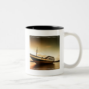 Tasse 2 Couleurs Le corps du vieux bateau Bali, Indonésie