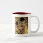 Tasse 2 Couleurs Le détail du baiser de Gustav Klimt (vers 1908)<br><div class="desc">Une oeuvre d'art classique qui est passée dans le domaine public et fait des cadeaux merveilleux et d'autres produits. L'une des oeuvres les plus célèbres de Gustav Klimt, The Kiss, est ornée de feuilles d'or et s'inspire du style orné des mosaïques anciennes. Klimt (1862-1918) fut l'un des principaux membres du...</div>
