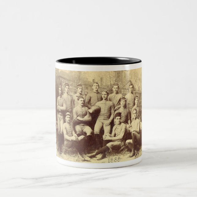 Tasse 2 Couleurs Le football 1888 d'UMass (Centre)
