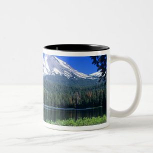 Tasse 2 Couleurs Le mont Lassen s'élève au-dessus du lac Manzanita