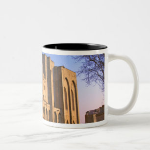Tasse 2 Couleurs Le Palais des Papes à Avignon avec des gens