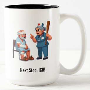 Tasse 2 Couleurs Le Patient Âgé Atteint L'Infirmière Porteur De Cha