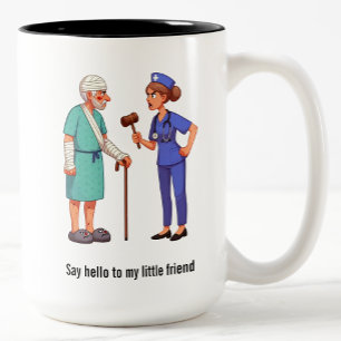 Tasse 2 Couleurs Le Patient Âgé Atteint L'Infirmière Porteur De Cha