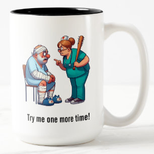 Tasse 2 Couleurs Le Patient Âgé Atteint L'Infirmière Porteur De Cha