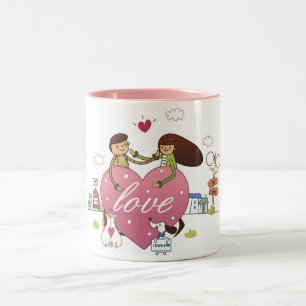 Tasse 2 Couleurs Le plan rapproché d'un couple tenant un coeur