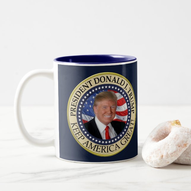 Tasse 2 Couleurs Le président Donald Trump 2020 garde l'Amérique gr (Avec donut)