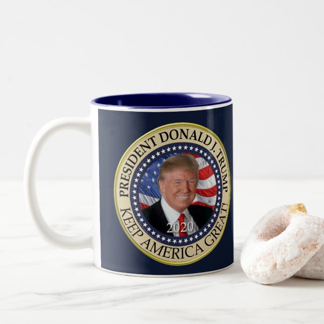 Tasse 2 Couleurs Le président Donald Trump 2020 garde l'Amérique gr (Avec donut)
