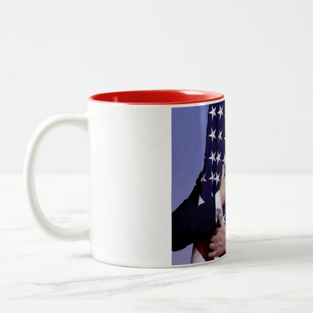 Tasse 2 Couleurs Le président Trump accable le drapeau (Gauche)