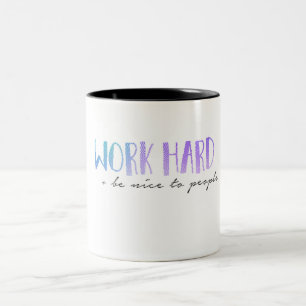Tasse 2 Couleurs Le travailler dur et soit Nice