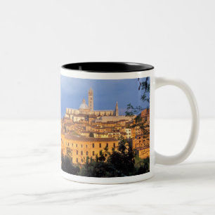 Tasse 2 Couleurs Le village toscan de Sienne, Italie.