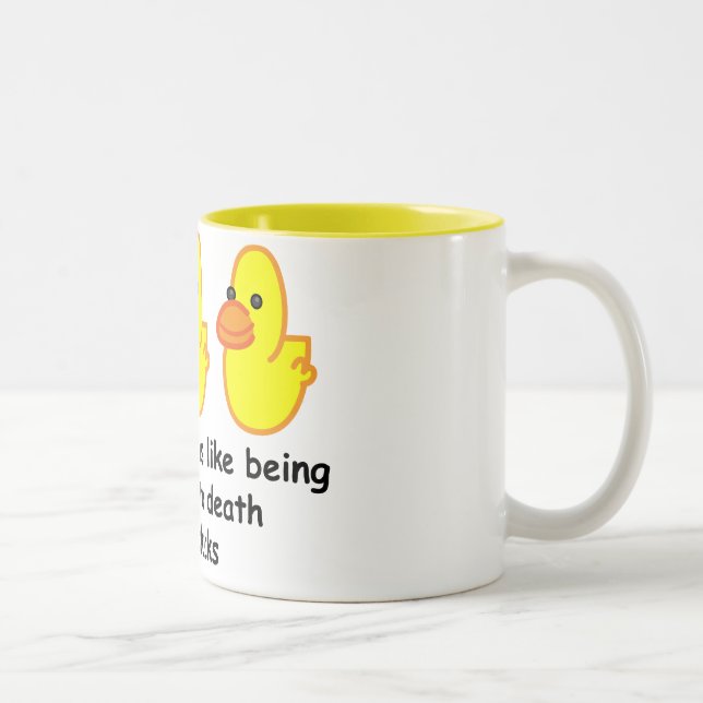 Tasse 2 Couleurs L'éducation des enfants est comme être picoté à la (Droit)