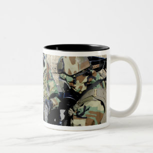 Tasse 2 Couleurs Les aviateurs aident un soldat d'armée de