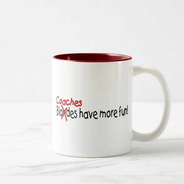 Tasse 2 Couleurs Les entraîneurs ont plus d'amusement (Droit)