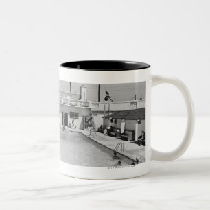 Tasse 2 Couleurs Les gens détendant dans la piscine extérieure B&