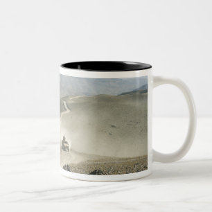 Tasse 2 Couleurs Les humains traversent des routes de montagne acci