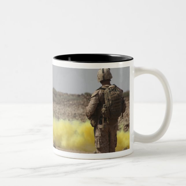 Tasse 2 Couleurs Les marines assurent la sécurité (Droit)