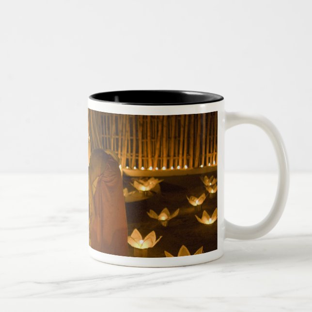 Tasse 2 Couleurs Les moines allument des bougies et des lanternes d (Droit)