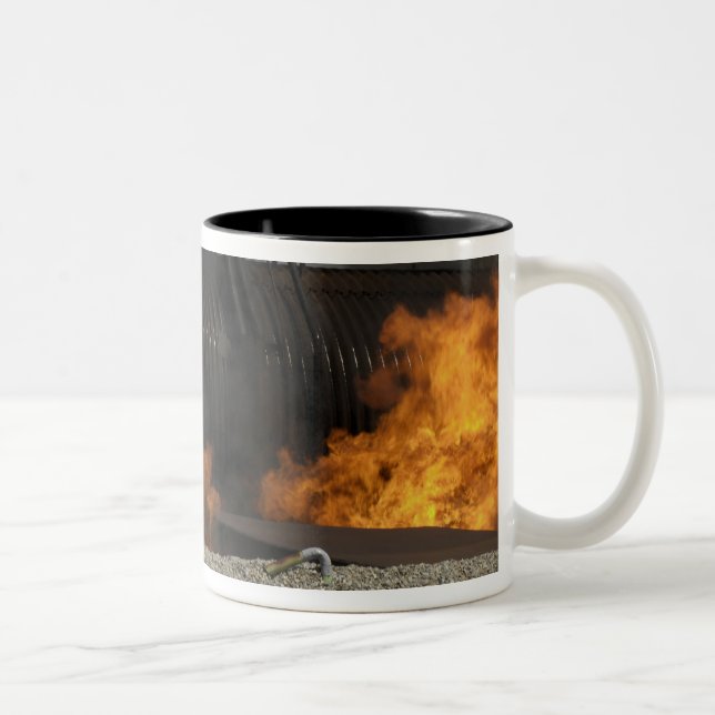 Tasse 2 Couleurs Les pompiers neutralisent un feu (Droit)