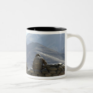 Tasse 2 Couleurs les soldats gèrent du matériel de communication