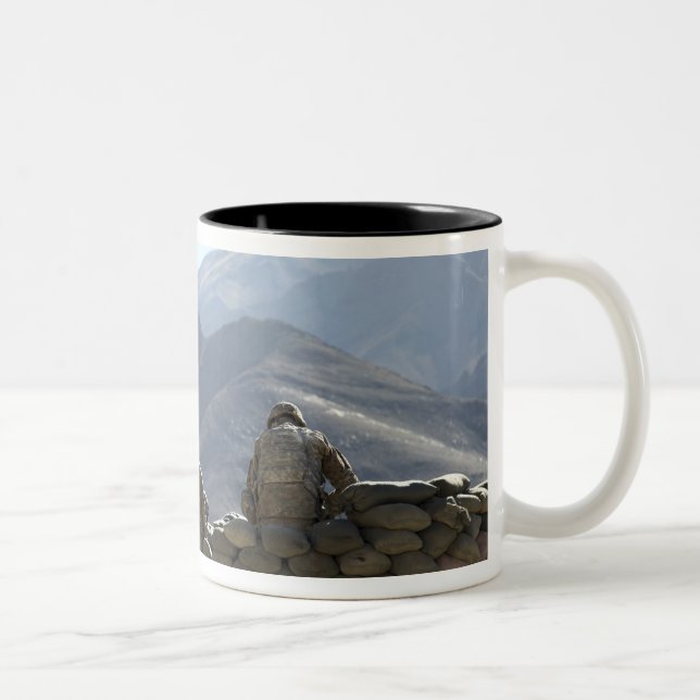 Tasse 2 Couleurs les soldats gèrent du matériel de communication (Droit)