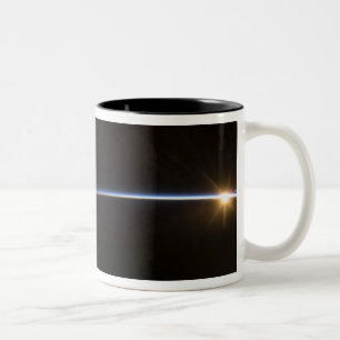 Tasse 2 Couleurs Lever de soleil comme vu dans l'espace