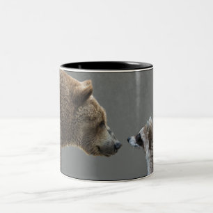 Tasse 2 Couleurs L'ours grisonnant rencontre le raton laveur