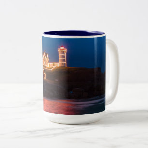 Tasse 2 Couleurs Lumières de Noël au phare de Nubble dans le Maine