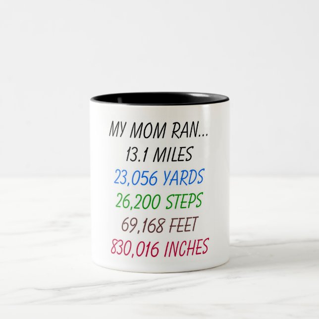 Tasse 2 Couleurs Ma maman a couru 13,1 milles (Centre)