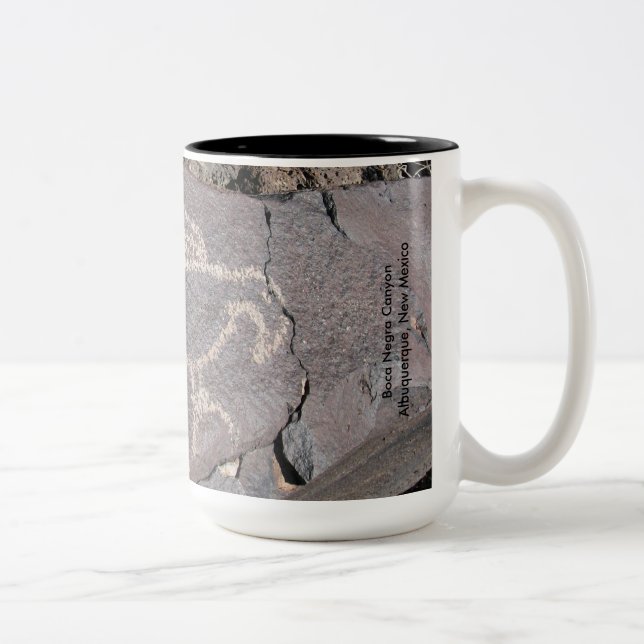 Tasse 2 Couleurs Macaw Petroglyph d'un oiseau exotique (Droit)