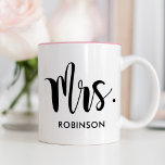 Tasse 2 Couleurs Mariée écriture moderne personnalisée Mariage<br><div class="desc">Tasse à café simple et moderne avec Mme en écriture avec le nom de famille texte personnalisé. Cadeau parfait pour un jeune couple marié ! Visitez notre magasin pour la tasse monogramme M. assortie.</div>