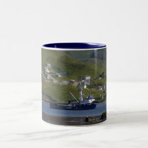 Tasse 2 Couleurs Marin nordique, bateau de crabe dans le port