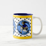 Tasse 2 Couleurs Maxfield Parrish-y Hanoukka Elf v2<br><div class="desc">Mug de vacances joyeux avec la variante originale de Jewbilee d'un elf Maxfield Parrish d'avant la Première Guerre Mondiale avec leggings à pois blanc et noir une menorah sur sa chaussure saluant "Happy Hanoukka" sur médaillon periwinkle, pois arrière - plan & bordures jaune ensoleillé.</div>