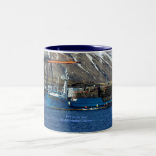 Tasse 2 Couleurs Mer arctique, bateau de crabe dans le port