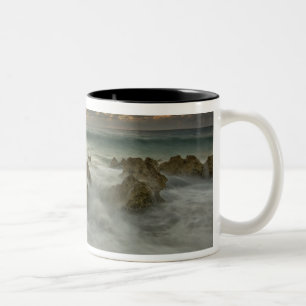 Tasse 2 Couleurs Mer des Caraïbes, Îles Caïmans.  Vagues déferlante