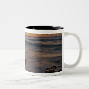 Tasse 2 Couleurs Mer des Caraïbes, Îles Caïmans. Vagues déferlantes