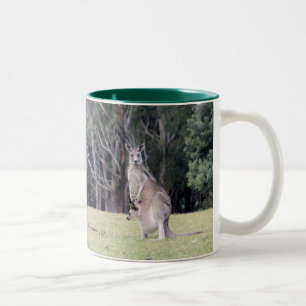 Tasse 2 Couleurs Mère Kangaroo avec bébé Joey dans sa poche