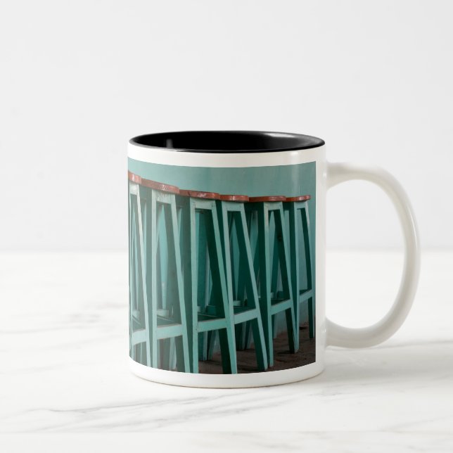 Tasse 2 Couleurs Mexique, Oaxaca, Tabourets de bar verts alignés le (Droit)