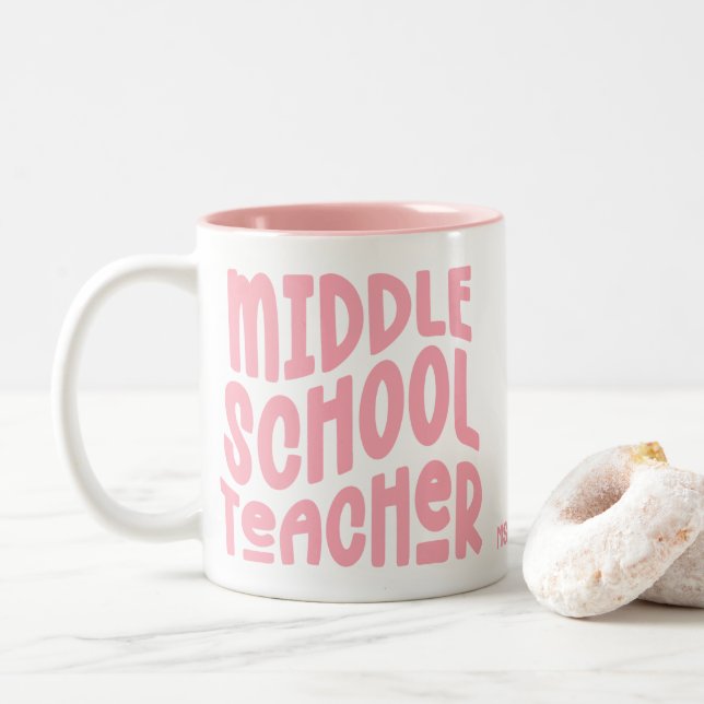 Tasse 2 Couleurs Middle School Teacher Pink Typography (Avec donut)