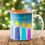 Tasse 2 Couleurs Minorah bougies joyeuses Hanoukka Script sur Turqu<br><div class="desc">"Bonne Hanoukka." Voici un moyen facile de se mettre dans l’ambiance des vacances chaque matin. Ajoutez un éclat supplémentaire à votre journée chaque fois que vous vous détendez avec votre boisson préférée dans cette tasse de café Hanoukka colorée et personnalisée. Une illustration ludique et artistique de bougies bleues à la...</div>